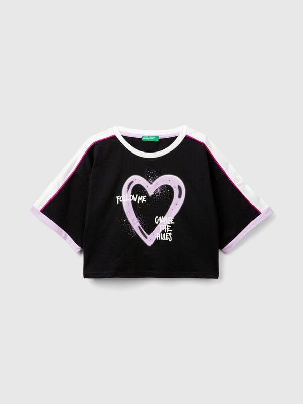 Camiseta con estampado de graffiti y strass Niña
