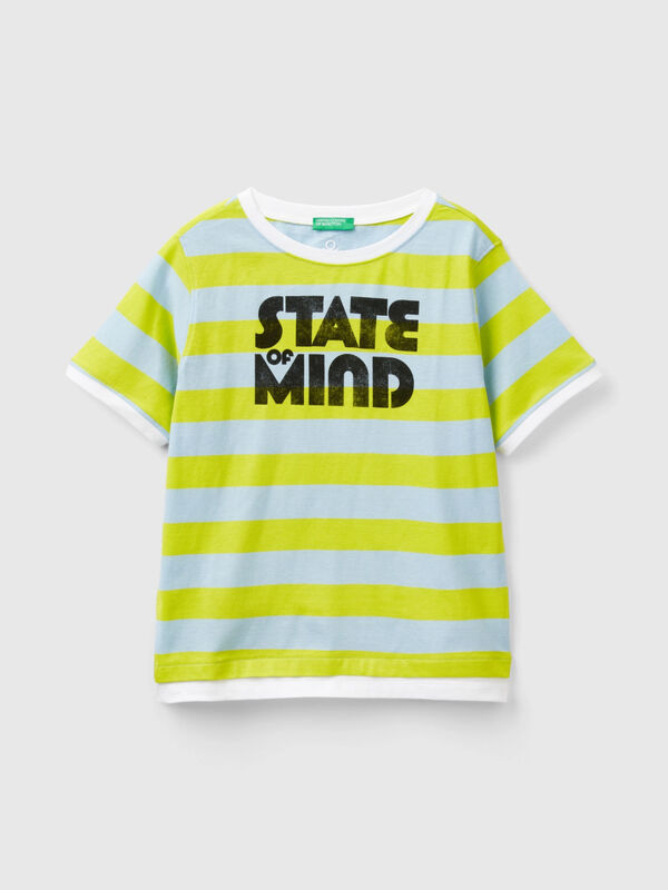 Camiseta de rayas con eslogan Niño