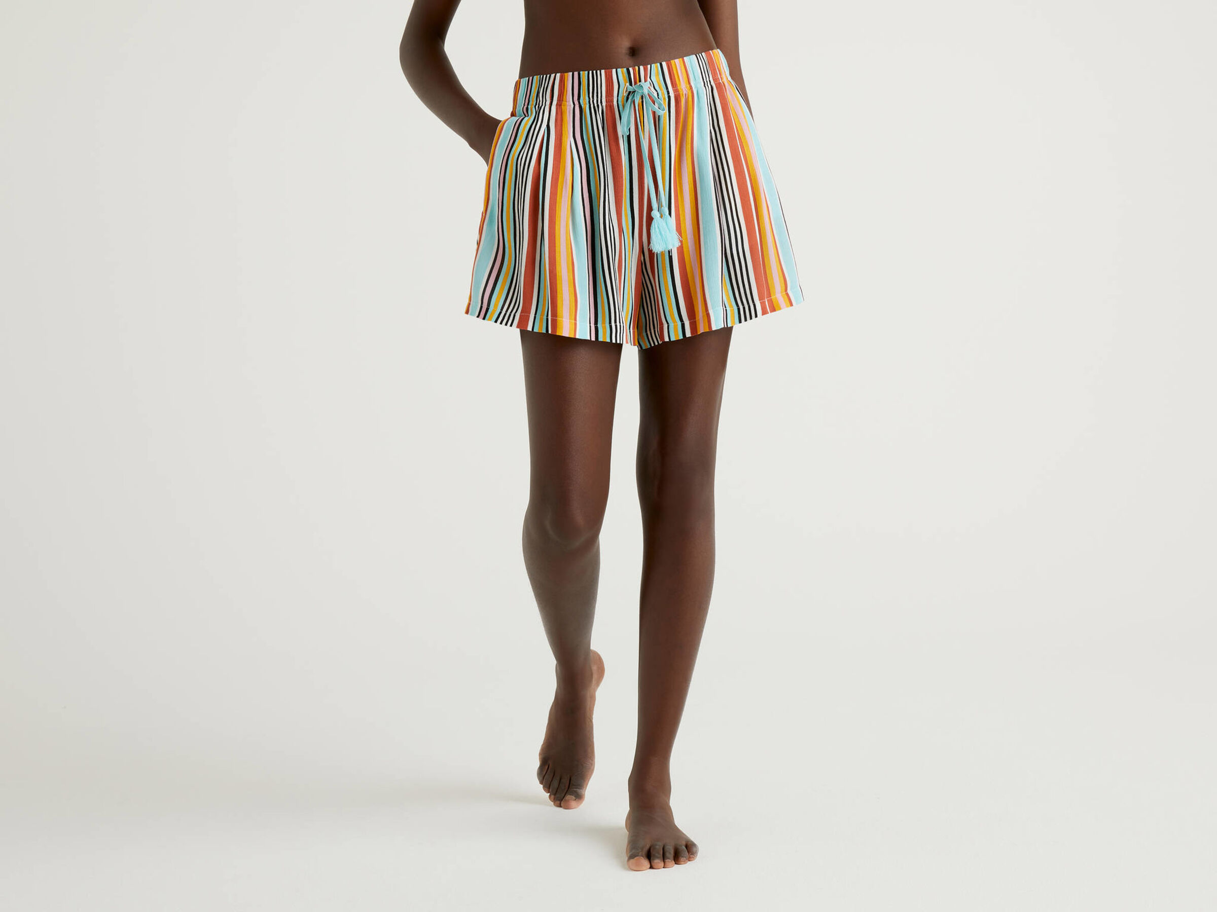Pantalón corto de rayas multicolores image number null