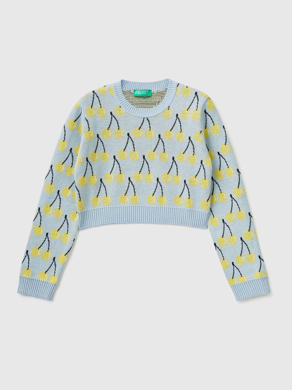 Jersey cropped celeste con estampado de cerezas