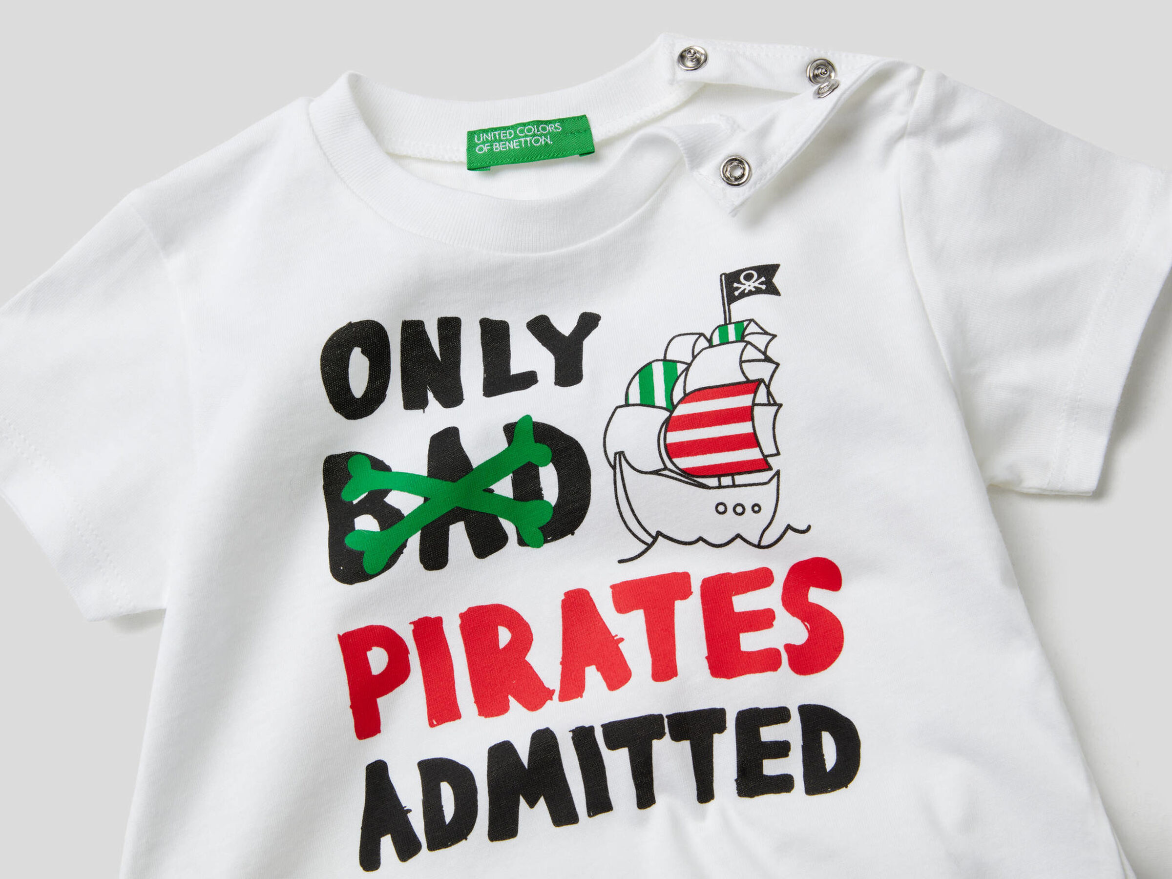 Camiseta de algodón con estampado de piratas image number null