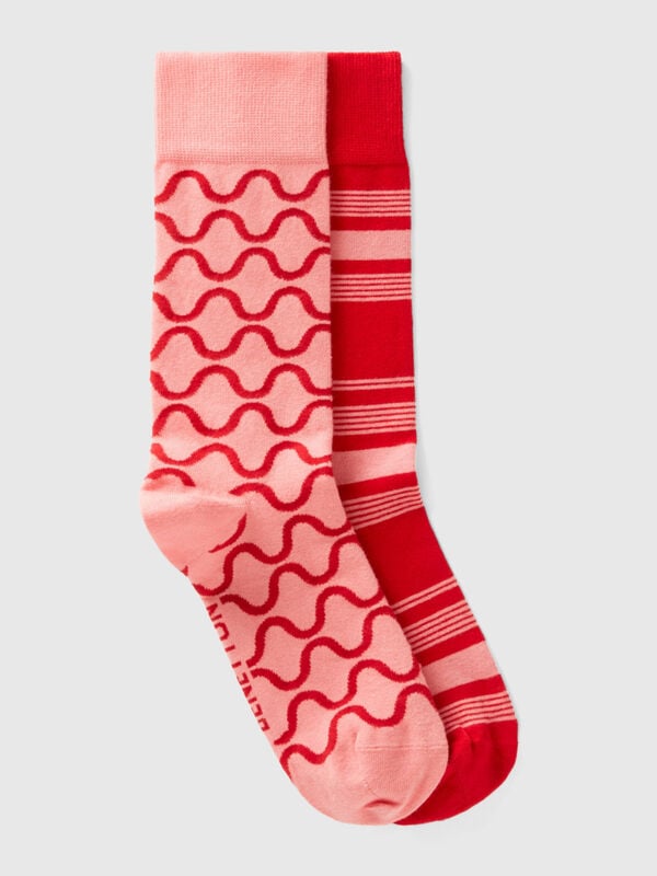 Dos pares de calcetines rosas y rojos