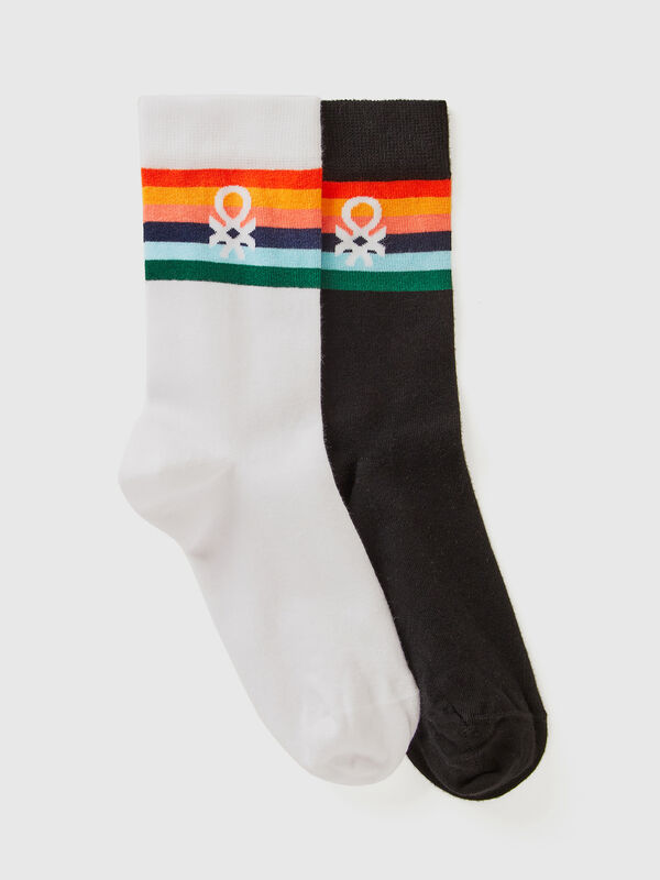 Dos pares de calcetines largos con logotipos