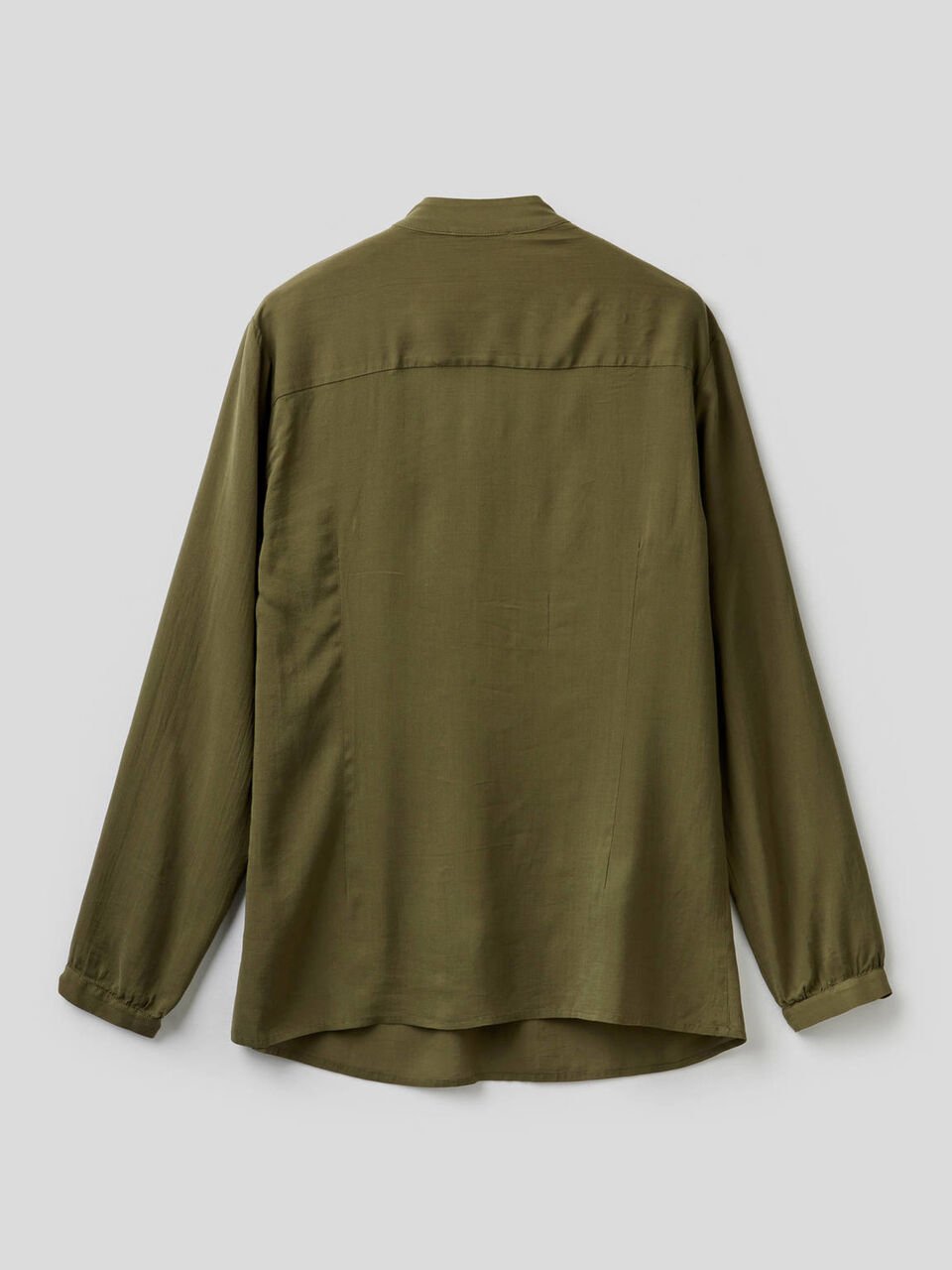 Blusa fluida con escote de pico image number null