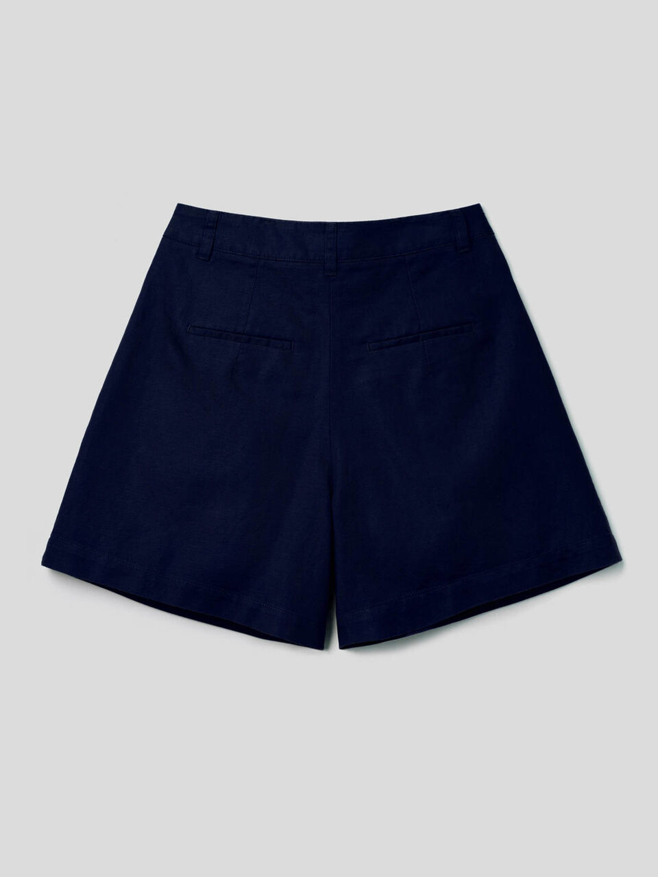 Pantalón corto con pernera amplia confeccionado en mezcla de lino image number 2