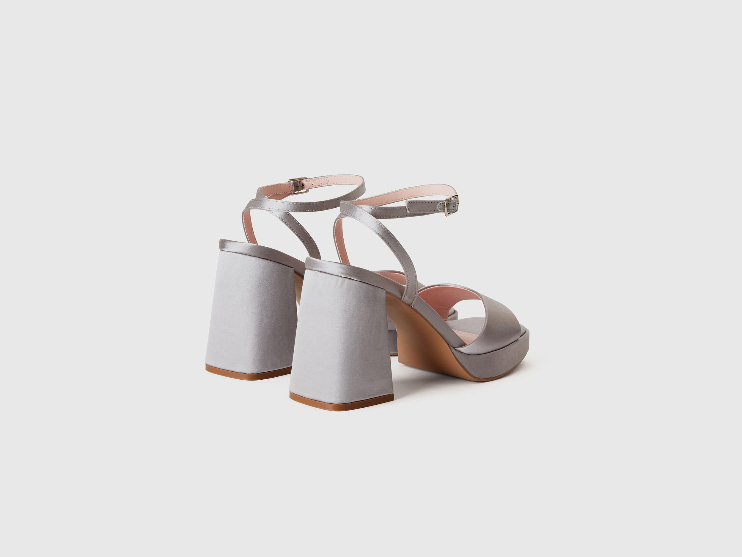Sandalias plateadas de raso con tac n y plataforma Plata Benetton
