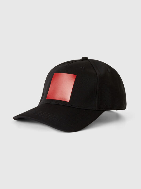Gorra negra con estampado rojo