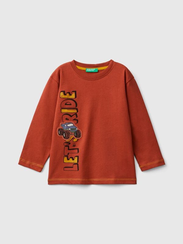 Camiseta con estampado y aplicación Niño
