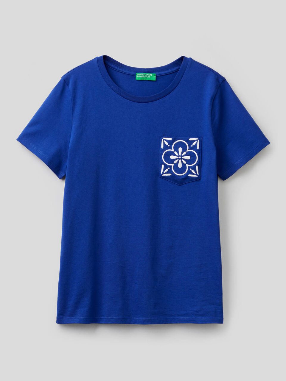 Camiseta con bolsillo bordado image number 1