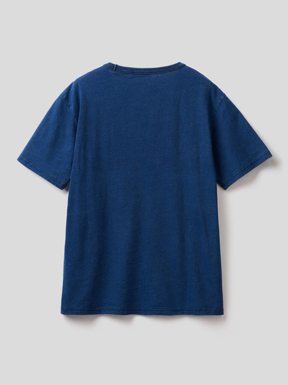 Camiseta de 100 % algodón con teñido índigo image number 2
