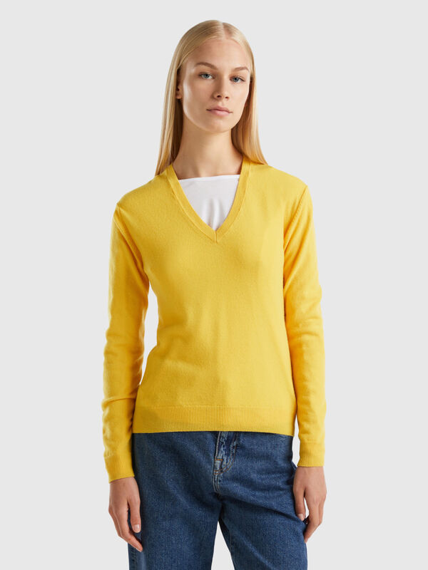Jersey amarillo de pura lana merina con escote de pico Mujer