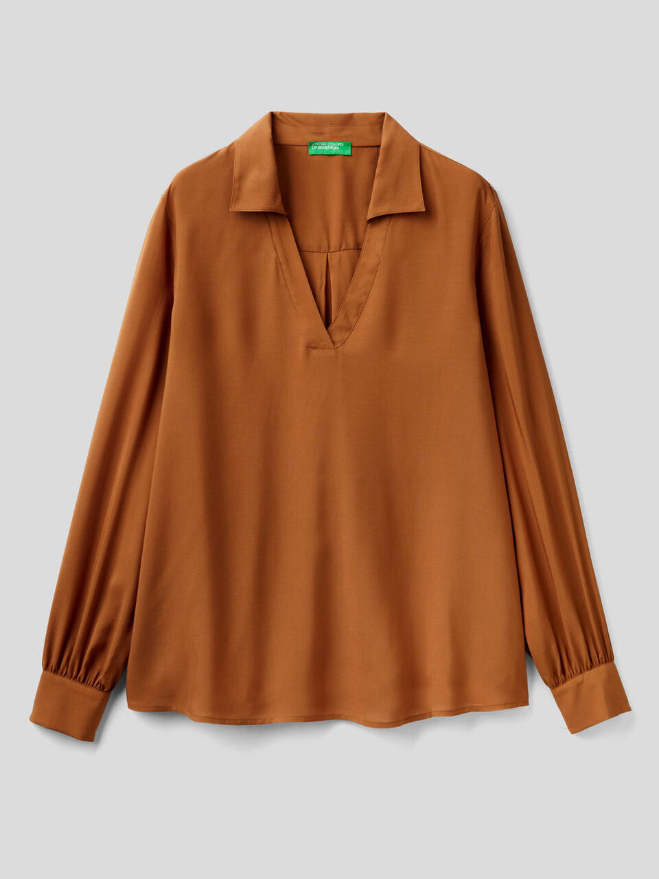 Camisa fluida con escote de pico image number 1