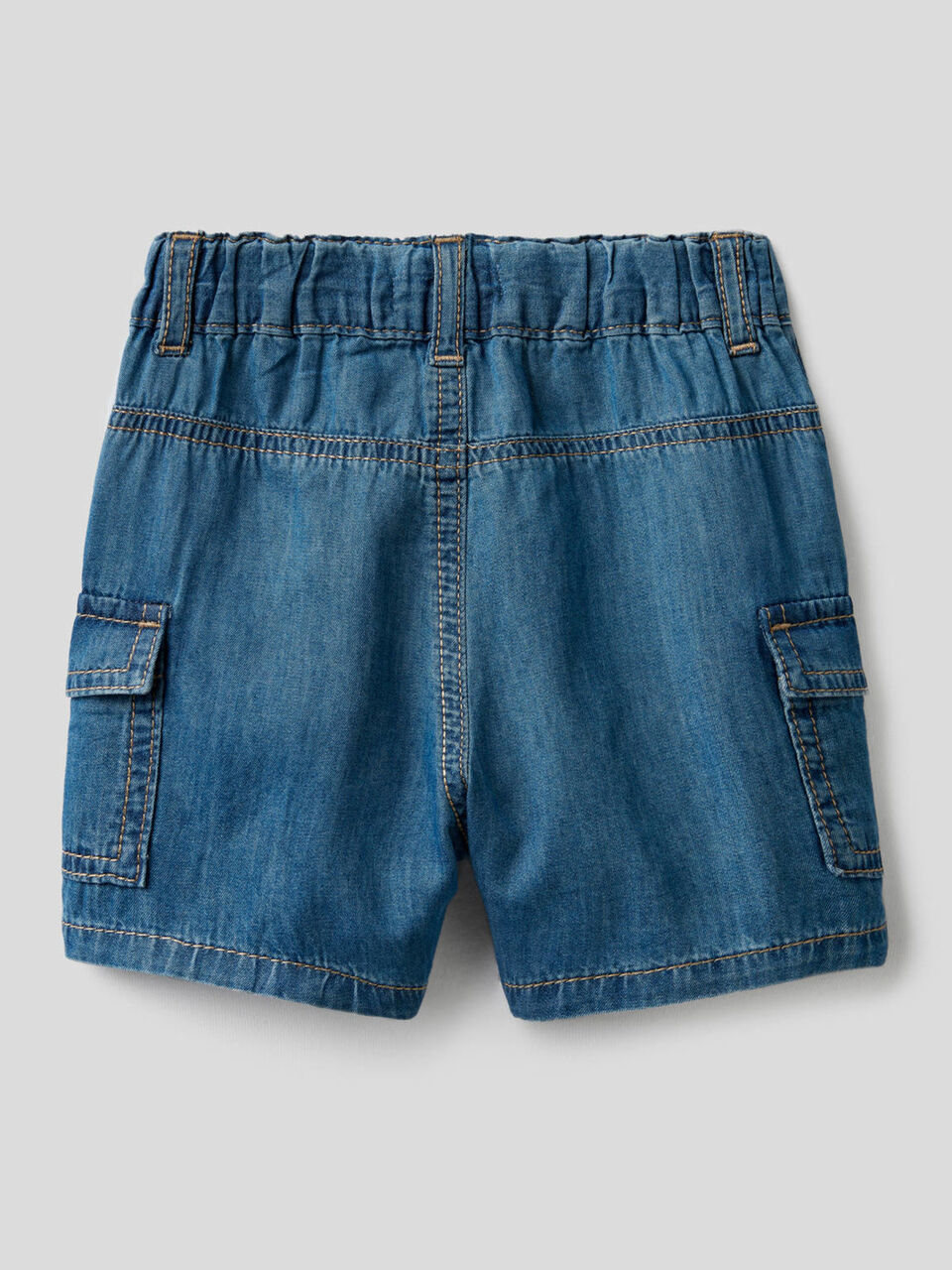 Bermudas cargo en denim ligero image number 2
