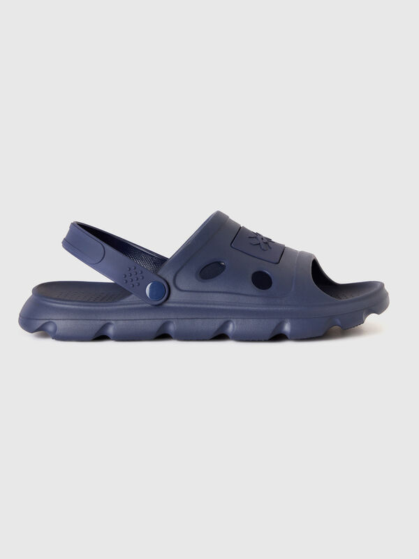 Sandalias azul oscuro de goma ligera