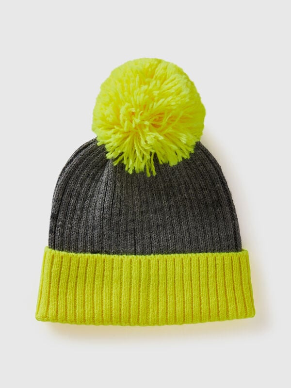 Gorro con detalles amarillo flúor Mujer