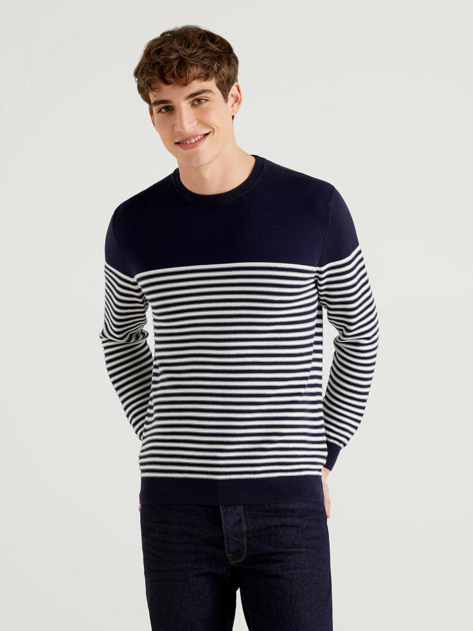 Jersey de rayas de 100 % algodón con cuello redondo Hombre image number null