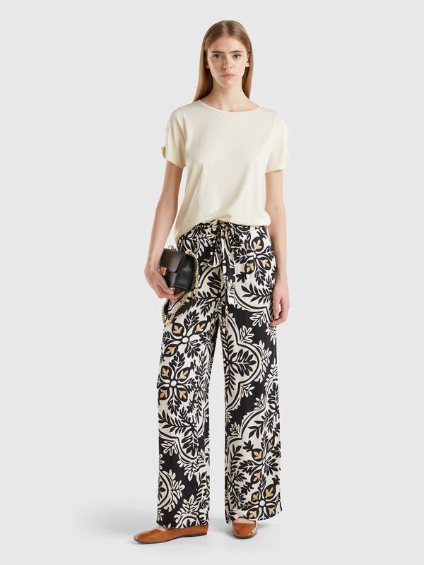 Pantalón fluido de flores Mujer