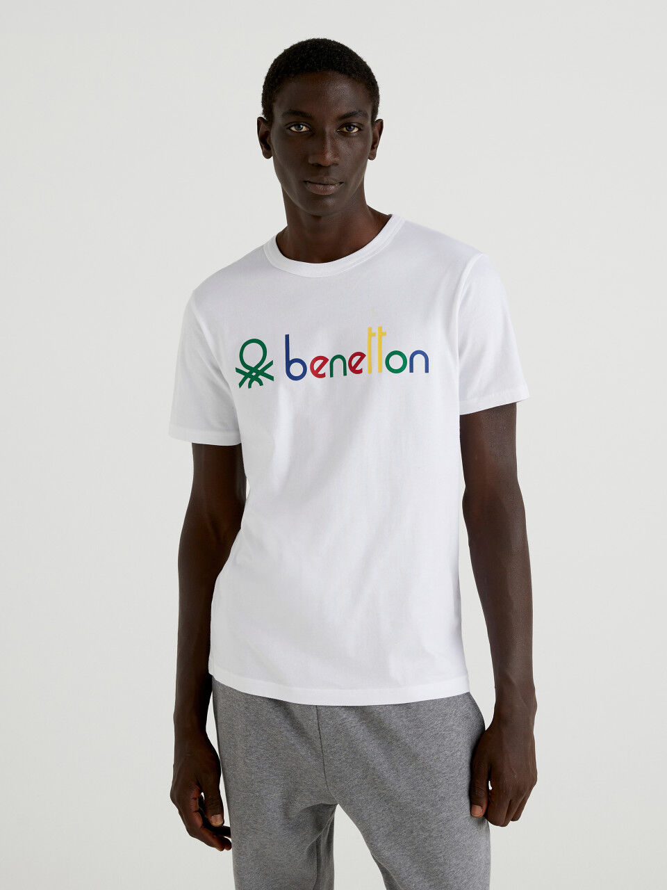 Camiseta blanca de algodón orgánico con logotipo