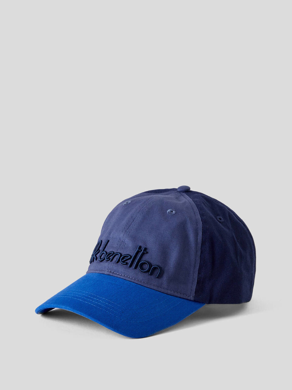 Gorra de béisbol con logotipo bordado image number null