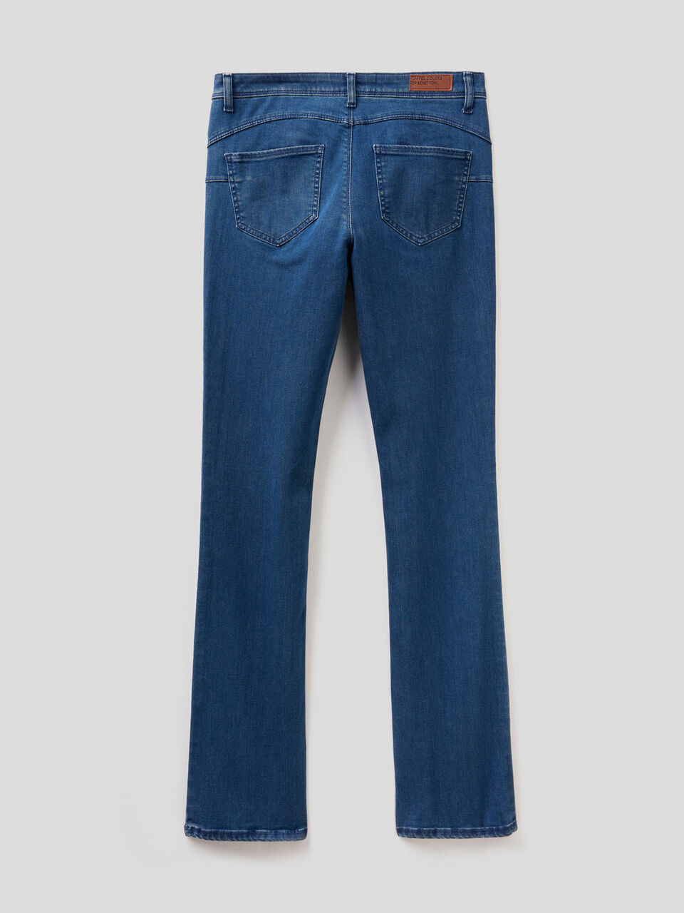 Vaqueros push-up de corte bootcut image number 2