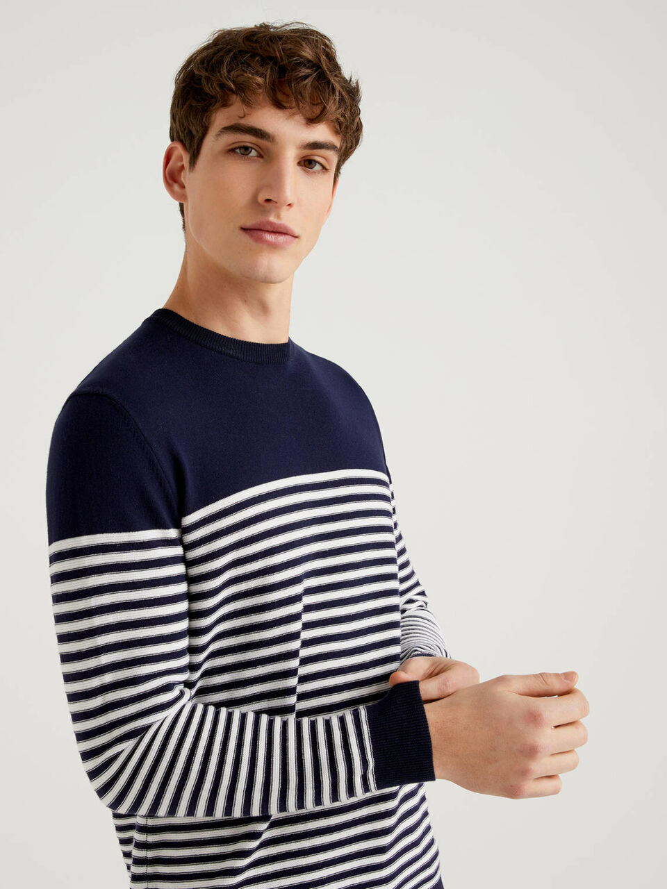 Jersey de rayas de 100 % algodón con cuello redondo Hombre image number null