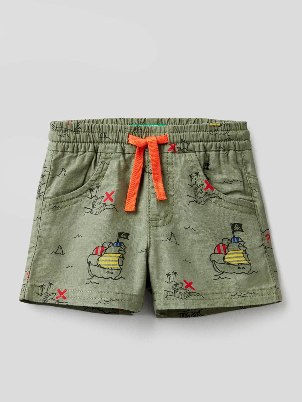 Pantalón corto con estampado de isla del tesoro image number 1