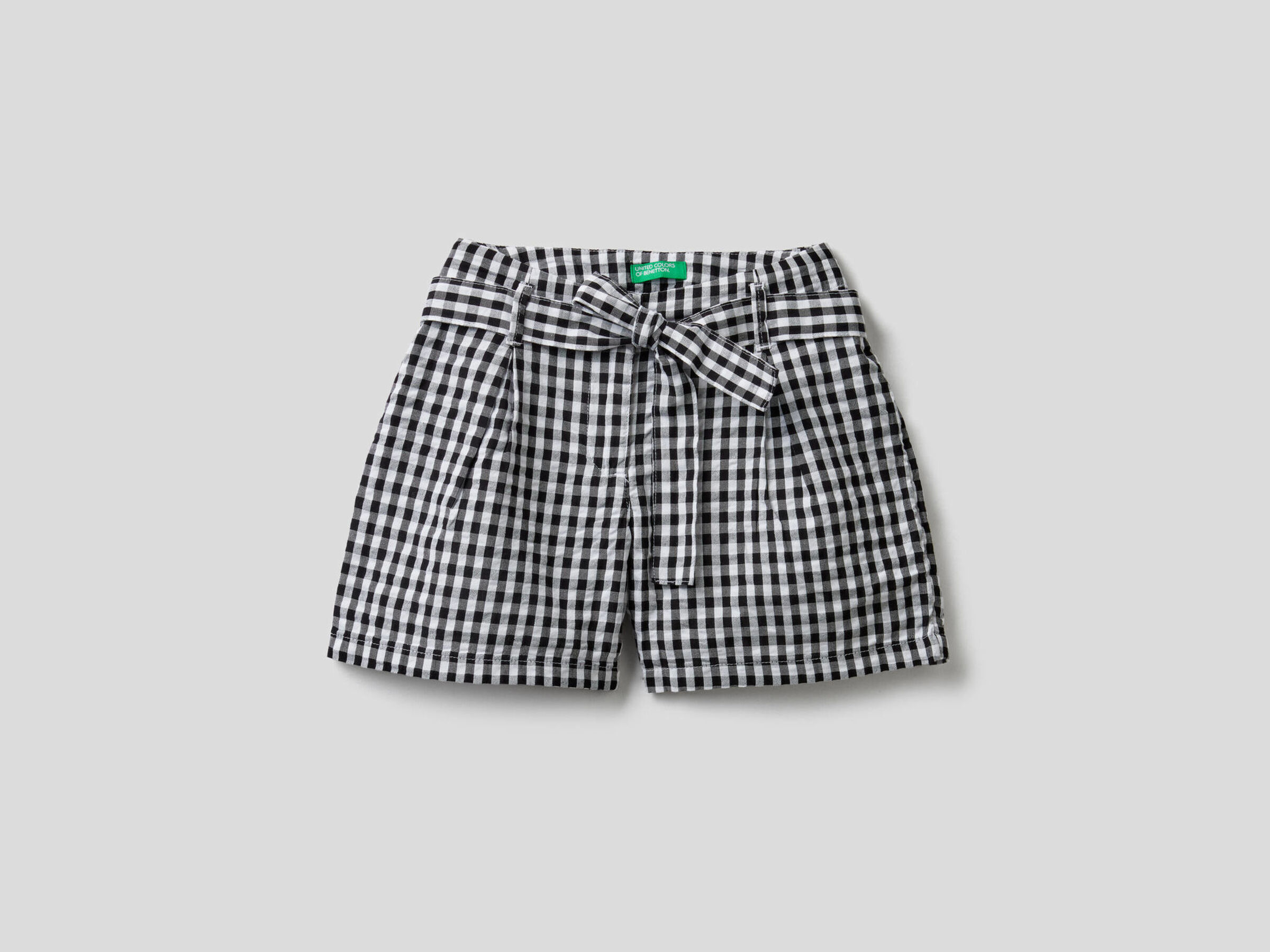 Pantalón corto con estampado de Vichy image number null