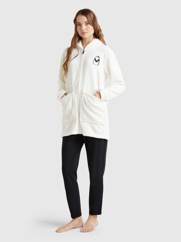 Bata con bordado de pingüino Mujer