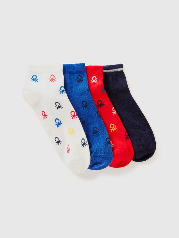 Cuatro pares de calcetines cortos con logotipos Niño