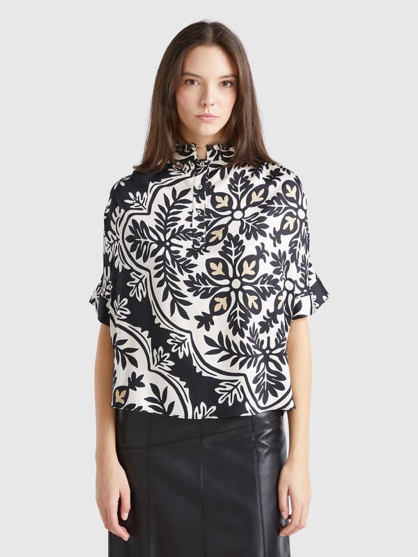 Blusa estampada con volantes en el cuello Mujer