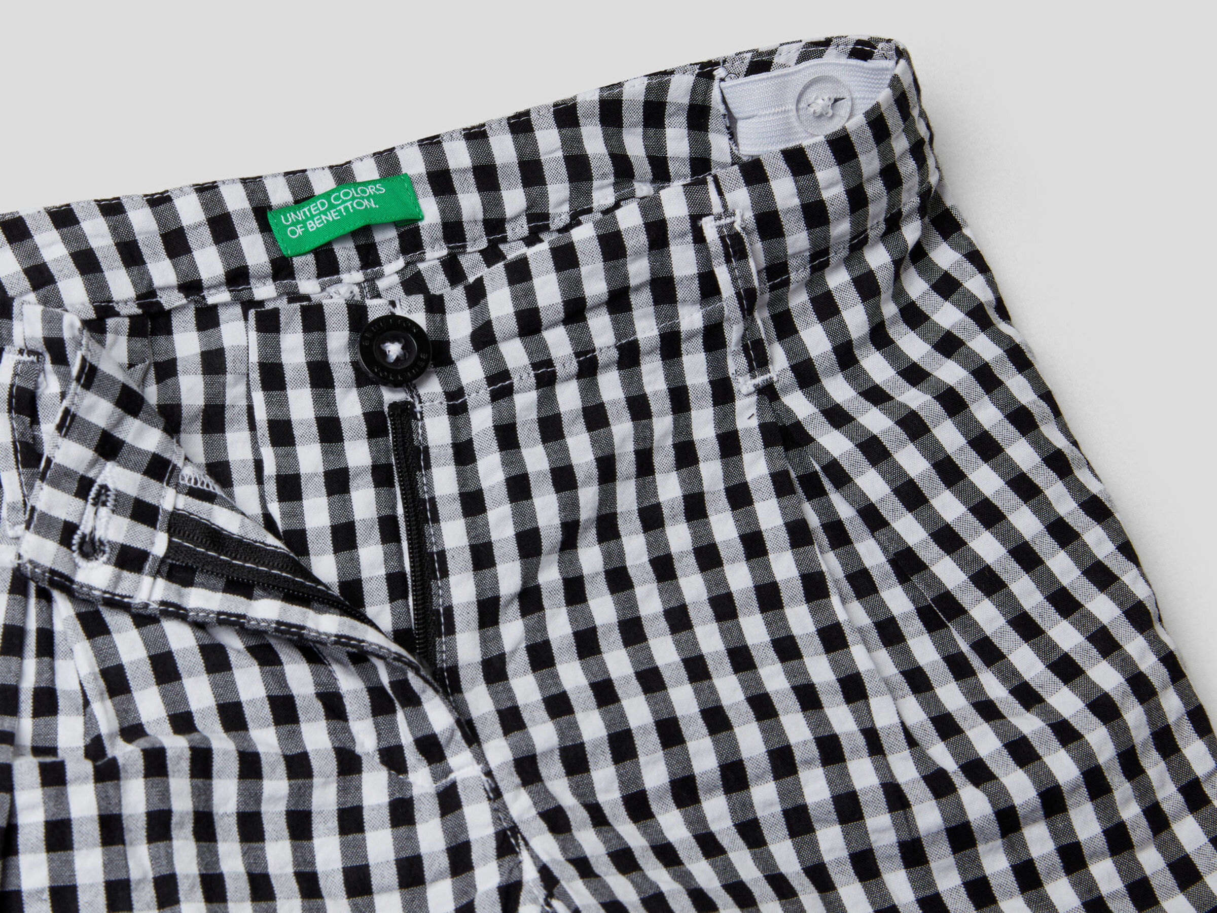Pantalón corto con estampado de Vichy image number null