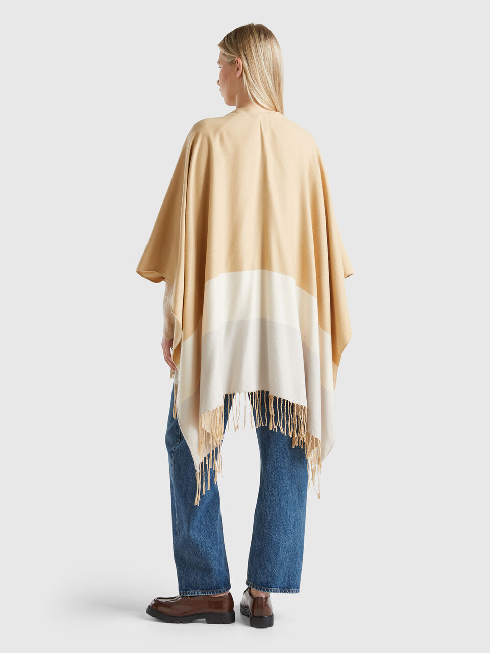 CAPE Mujer image number null
