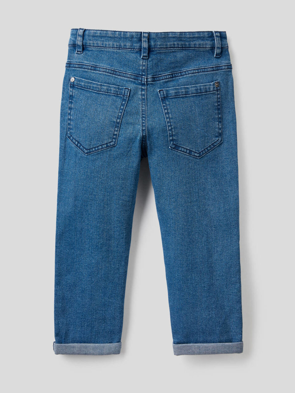 Vaqueros en denim elástico de corte zanahoria image number 2