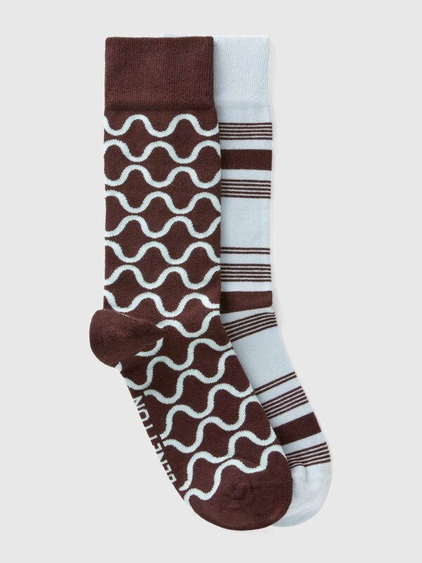 Dos pares de calcetines grises y marrón oscuro