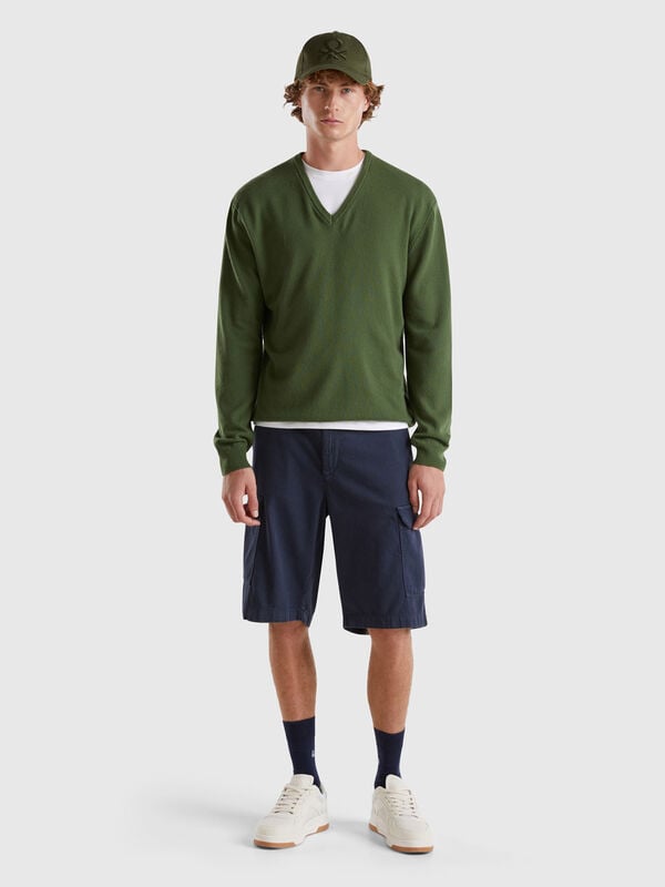 Jersey cuello en V verde oliva en pura lana merina Hombre