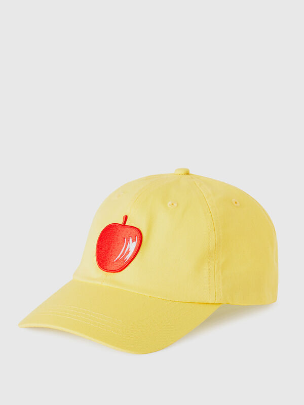 Gorra amarilla con bordado de manzana