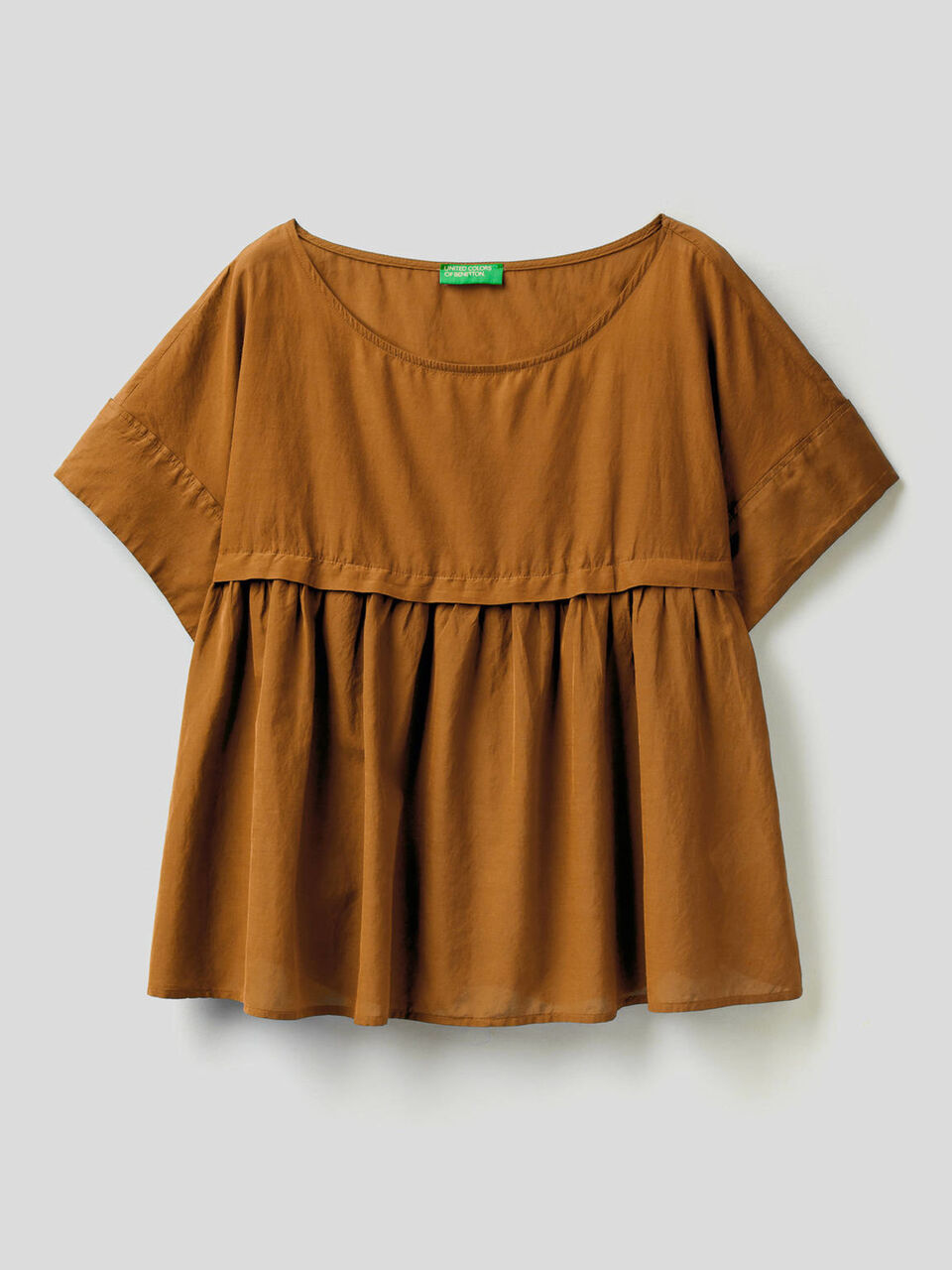 Blusa ligera con maxivolante image number 1