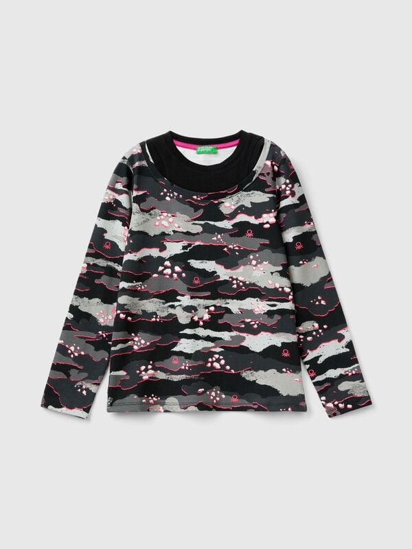 Camiseta camuflaje con detalle flúor Niña