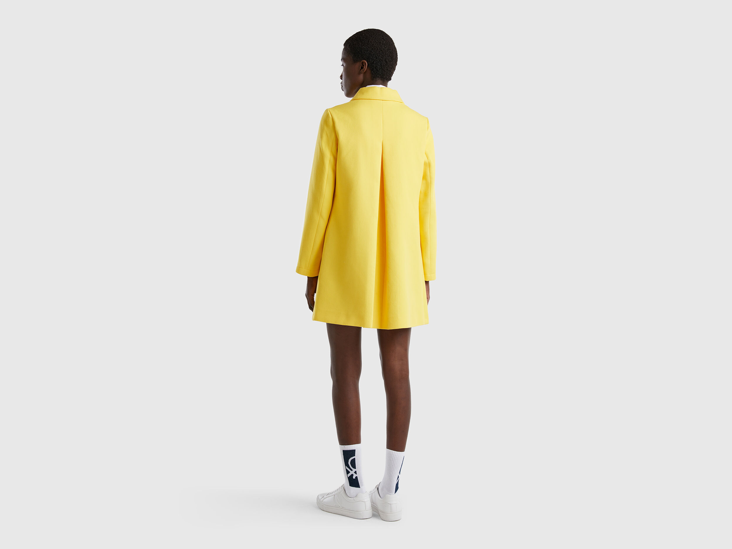 Abrigo amarillo best sale
