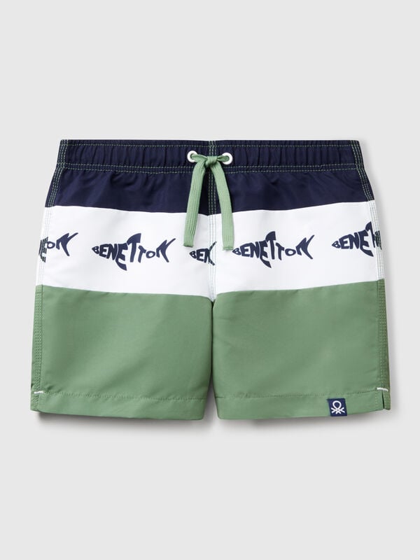 Boxer marino con rayas y tiburones. Niño