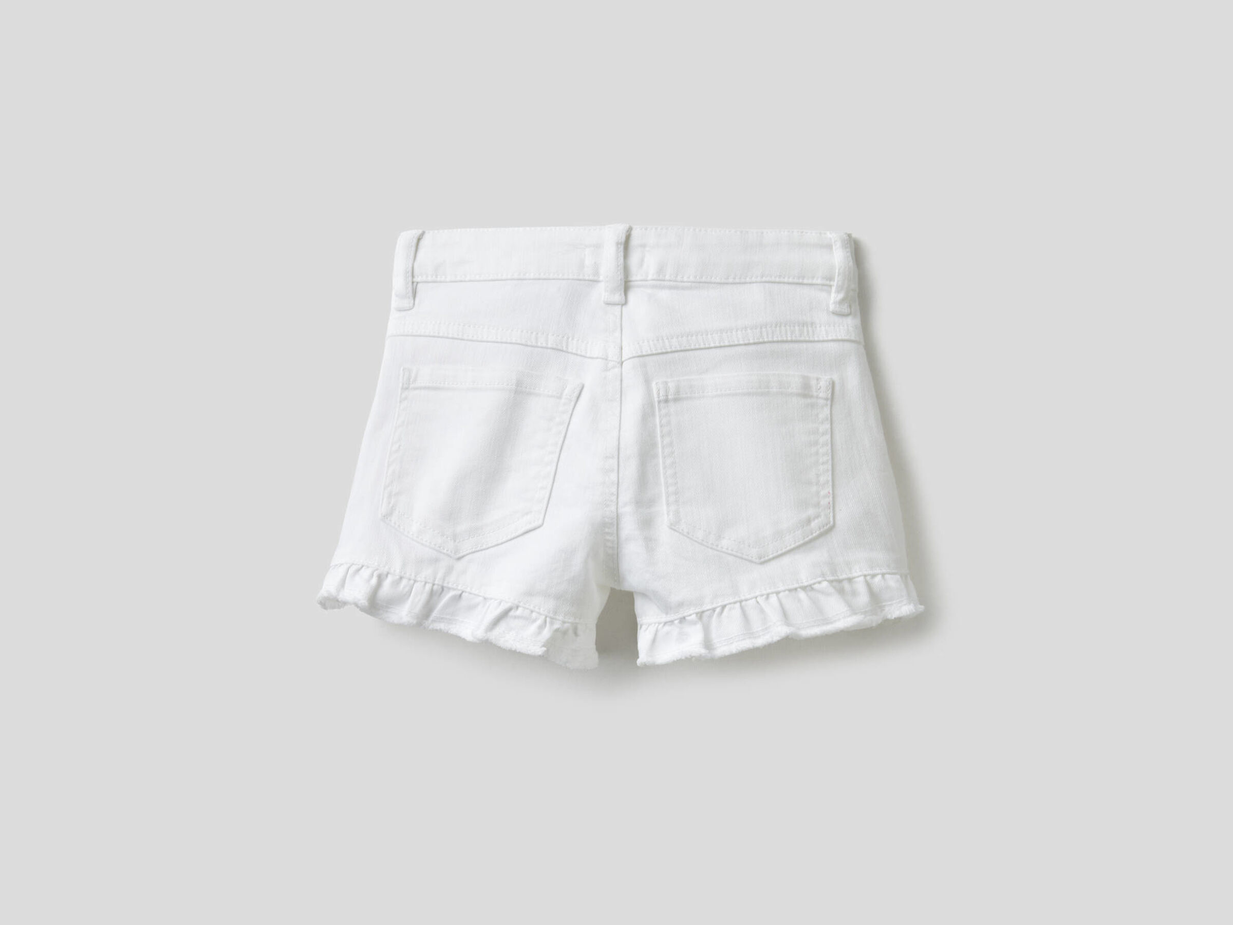 Pantalón corto liso con volante image number null