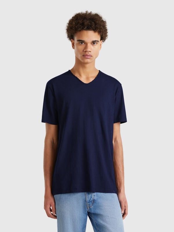 Camiseta 100% algodón con cuello en pico Hombre
