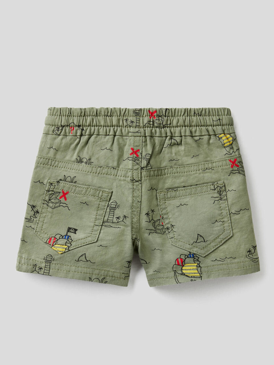 Pantalón corto con estampado de isla del tesoro image number 2