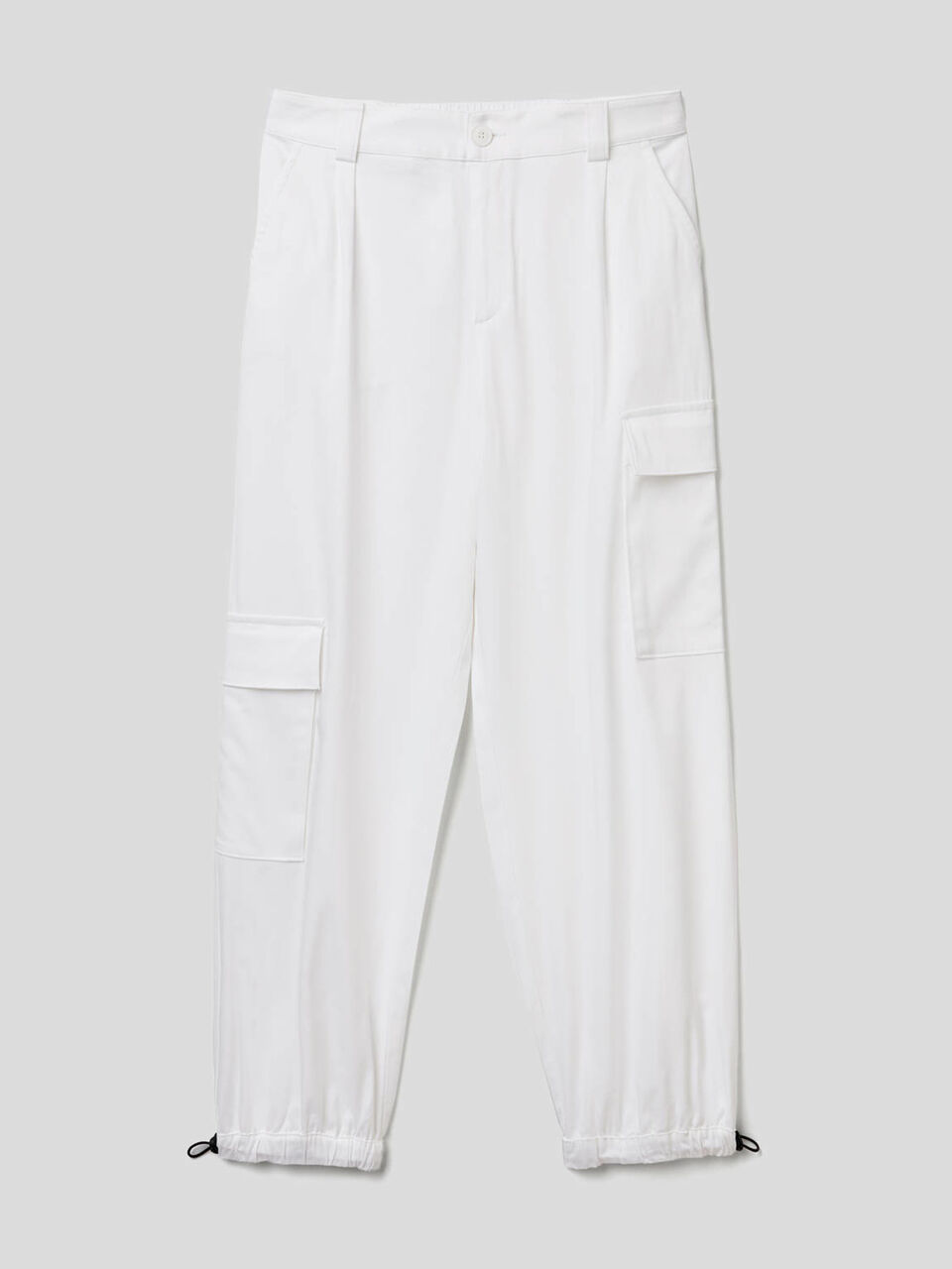 Pantalón cargo con bolsillos asimétricos image number 1