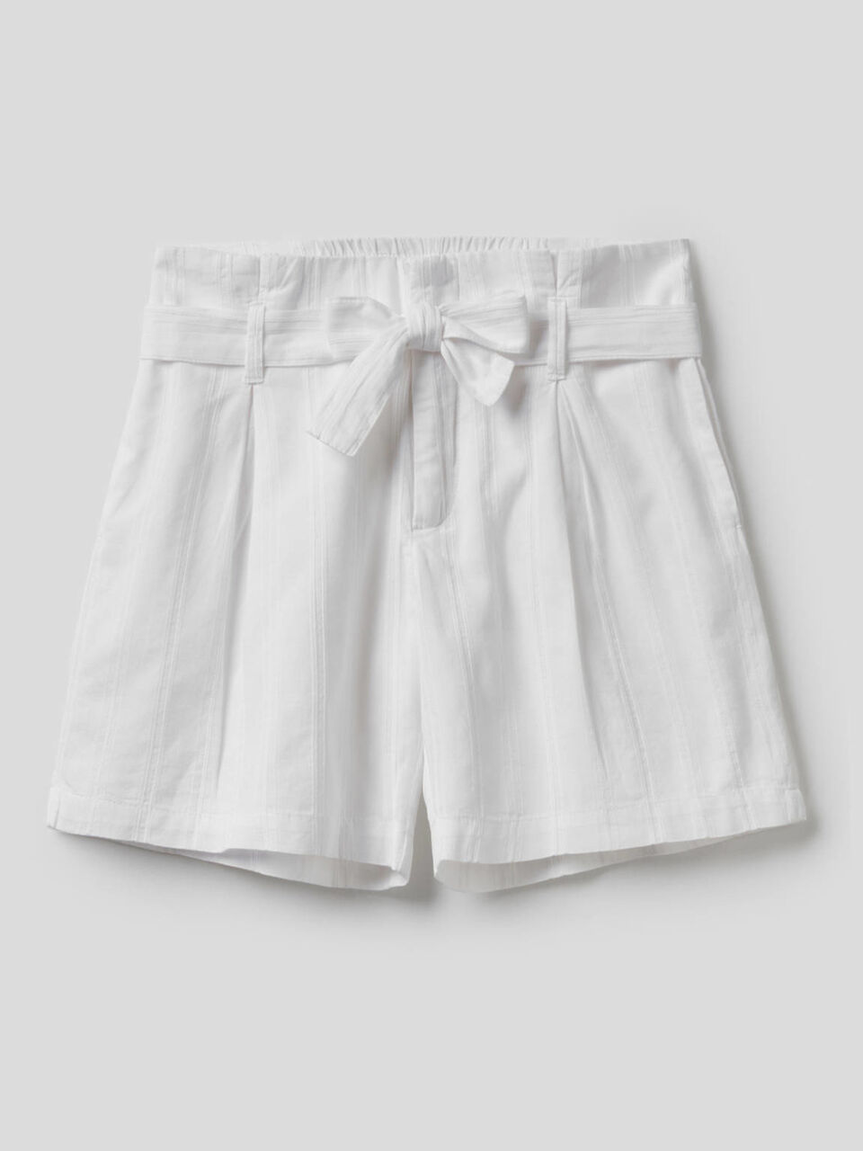 Bermudas ligeras con cinturón image number 1