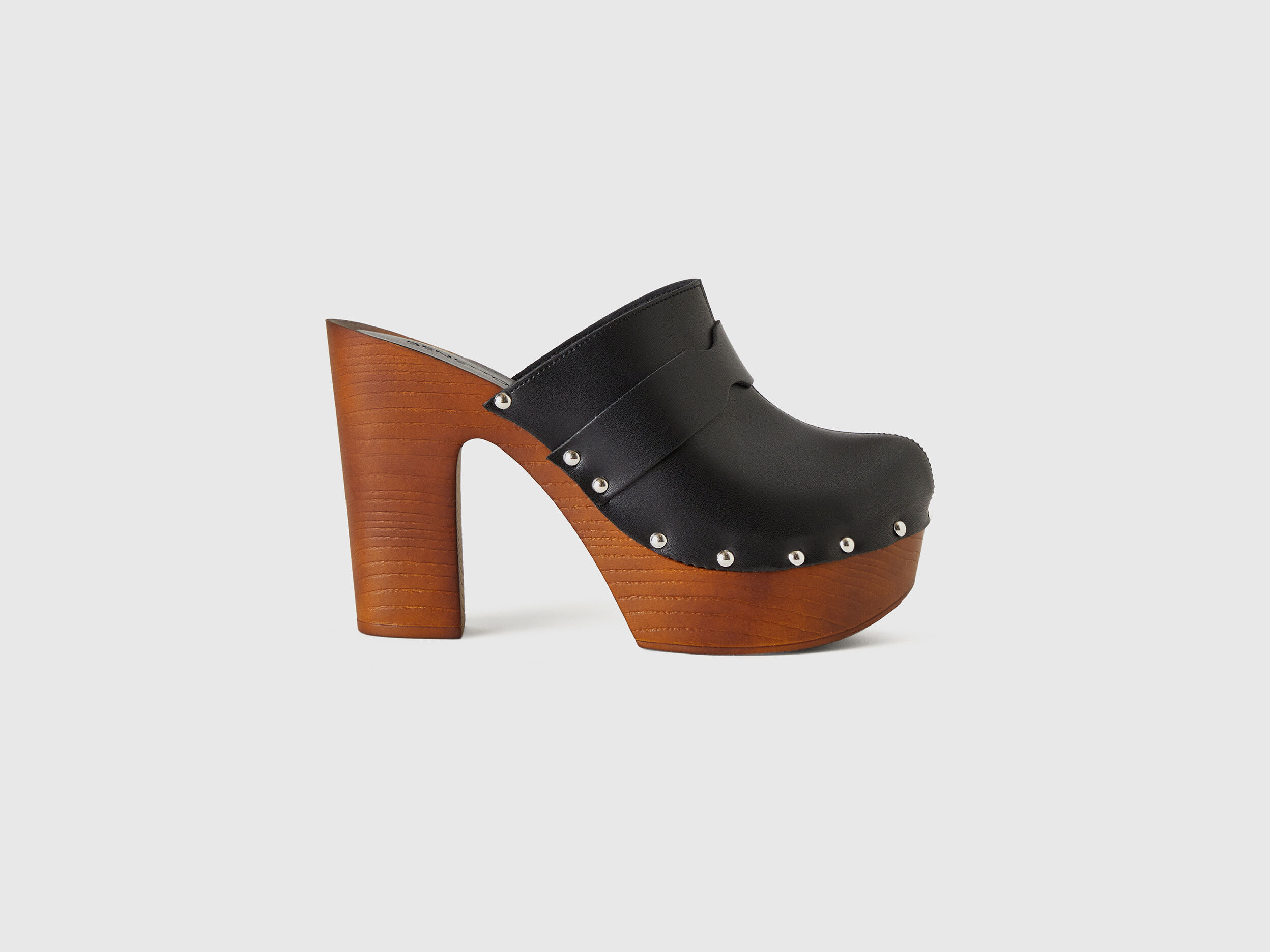 Zuecos negros con tac n y tachuelas Negro Benetton