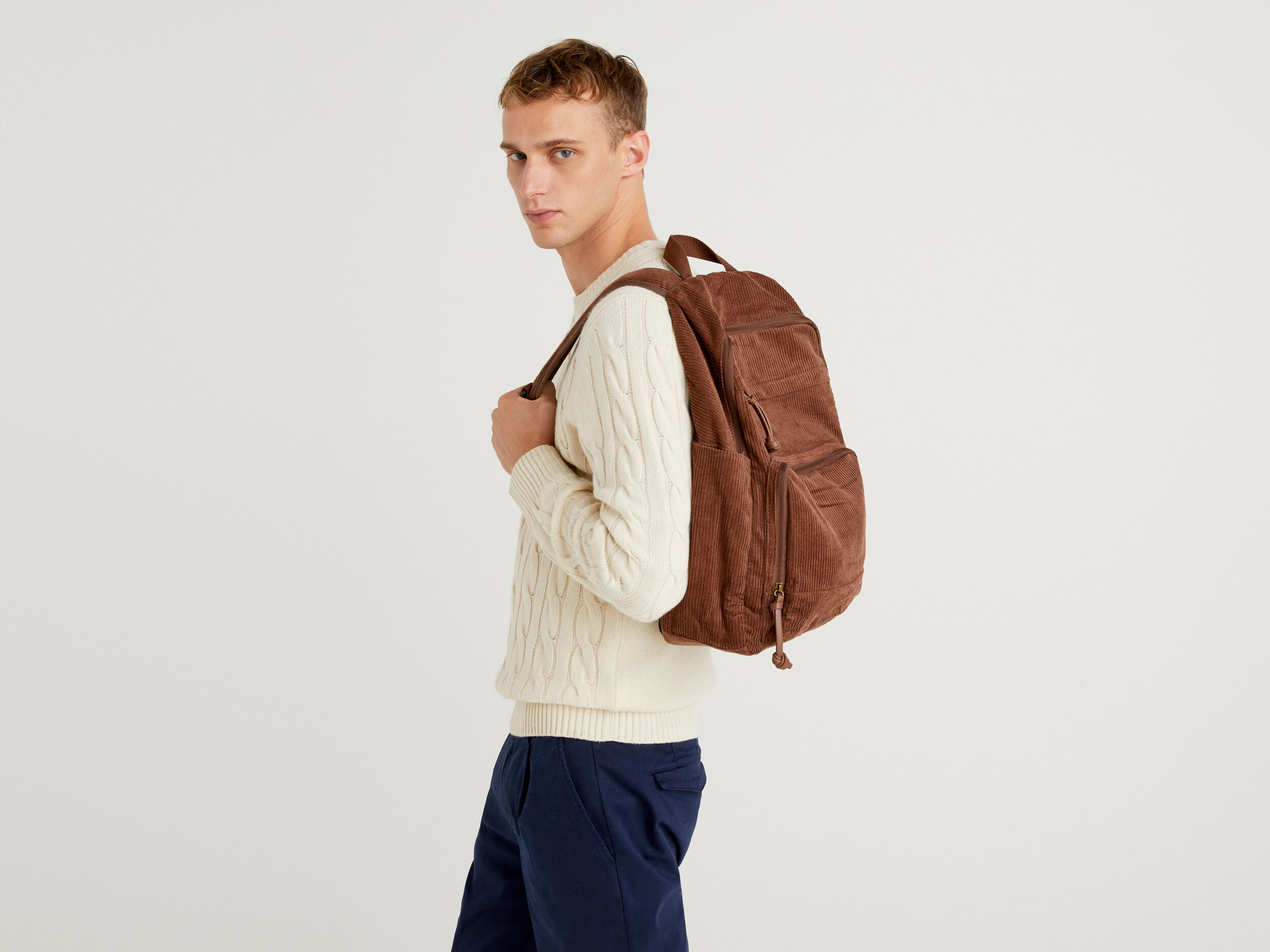 Mochila de pana con bolsillos Marr n Benetton