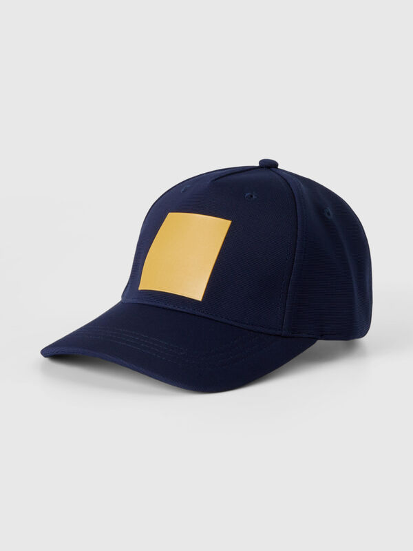 Gorra azul oscuro con estampado amarillo