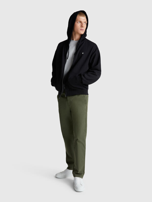 Sudadera de algodón con cremallera y capucha. Hombre