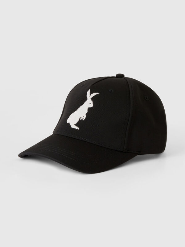 Gorra negra con estampado de conejo